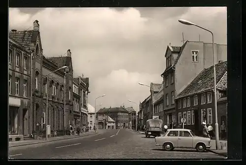 AK Grevesmühlen /Meckl., August-Bebel-Strasse mit Geschäften