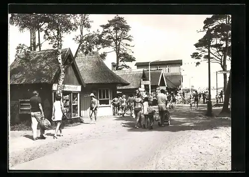 AK Prerow, Ostseebad, Weg zum Strand mit HO-Geschäft und Buchladen