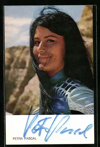 AK Musikerin Petra Pascal lächelt, Autograph