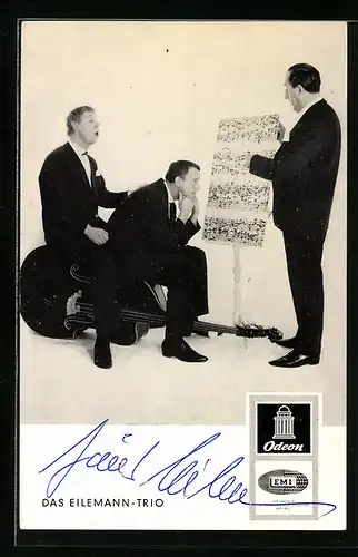 AK Musiker des Eilemann-Trios studieren Noten, Autograph