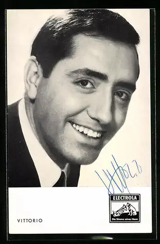 AK Musiker Vittorio lächelt, Autograph
