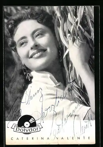 AK Musikerin Caterina Valente greift in die Blätter eines Baumes, Autograph