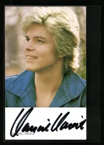 AK Musiker Daniel David lächelt, Autograph