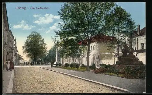 AK Leisnig i. Sa., Lindenplatz mit Café und Denkmal
