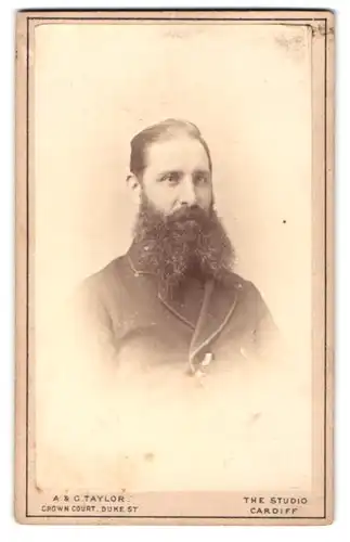 Fotografie A. & G. Taylor, Cardiff, Duke St., Portrait stattlicher Herr mit Vollbart