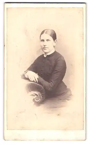 Fotografie J. W. Thomas, Colwyn Bay / Wales, Portrait schönes Fräulein mit zurückgebundenem Haar