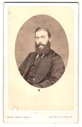 Fotografie Evan Owen, Dolgelly / Wales, Portrait stattlicher Herr mit Vollbart