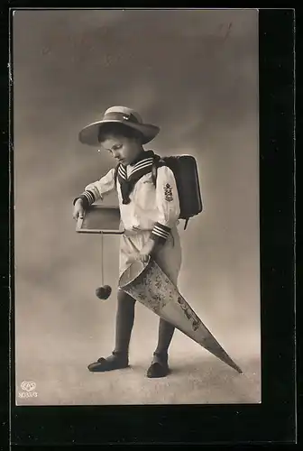 AK Glückwunsch zum ersten Schulgang, Kleiner Junge im Matrosen-Anzug mit Zuckertüte