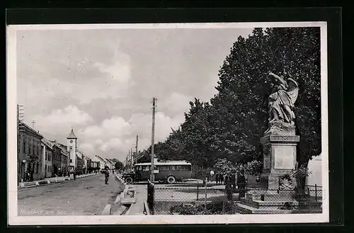AK Neusiedl am See, Strassenpartie mit Denkmal