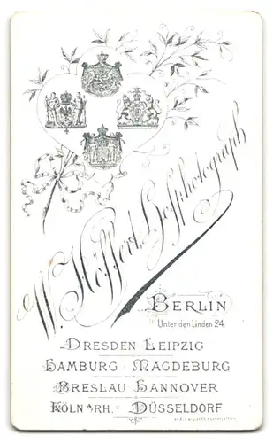 Fotografie W. Höffert, Berlin, Unter den Linden 24, Gutbürgerliche Dame im eleganten Kleid