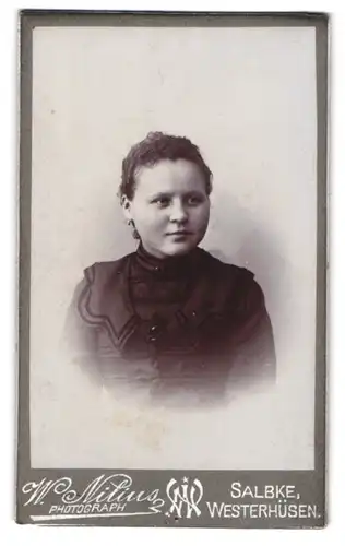 Fotografie W. Nilius, Salbke-Westerhüsen, Junge Dame mit freundlichem Lächeln