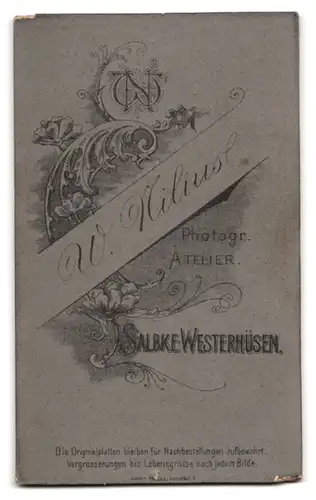 Fotografie W. Nilius, Salbke-Westerhüsen, Junge Dame mit freundlichem Lächeln