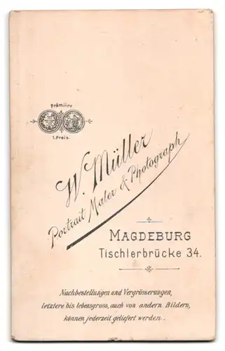 Fotografie W. Müller, Magdeburg, Tischlerbrücke 34, Hübsche Dame im Kleid mit Puffelärmeln