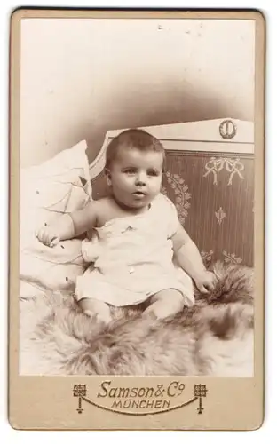 Fotografie Samson & Co., München, Neuhauserstr. 7, Süsses Baby mit Pausbäckchen