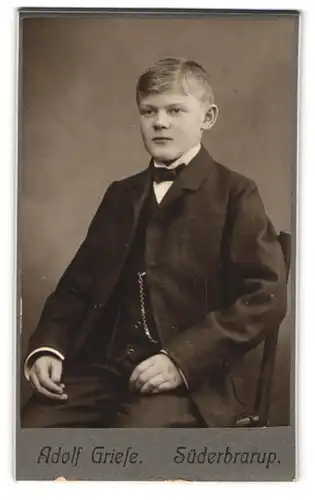 Fotografie Adolf Giese, Süderbrarup, Bursche in eleganter Kleidung