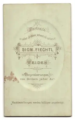 Fotografie Sigm. Fiechtl, Weiden, Gutbürgerliche Dame mit Schleife