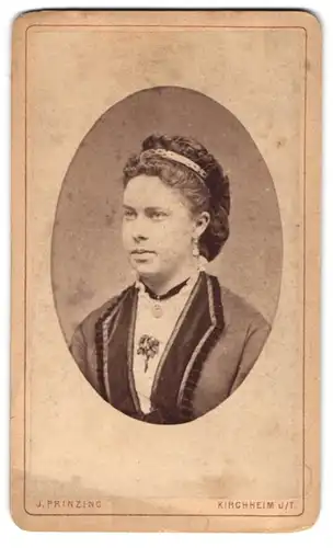 Fotografie J. Prinzing, Kirchheim u. T., Dame in eleganter Kleidung