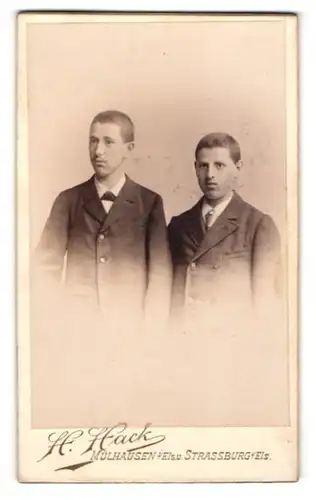 Fotografie H. Hack, Mülhausen i. Els., Illzacher-Str. 2, Zwei junge Herren in Anzügen