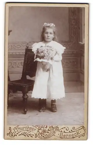 Fotografie J. Thurnheer, Berneck, Kleines Mädchen im weissen Kleid mit Blumenstrauss