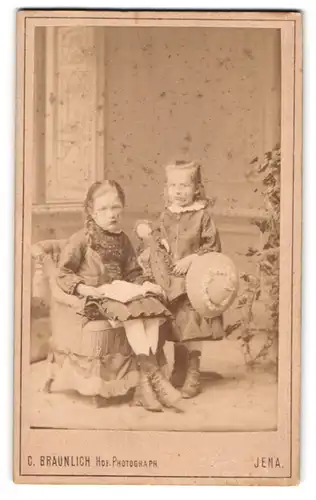 Fotografie Carl Bräunlich, Jena, Am Holzmarkt, Zwei kleine Mädchen mit Buch und Puppe