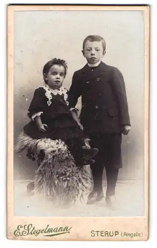 Fotografie E. Stegelmann, Sterup /Angeln, Kleines Mädchen im Kleid mit Jungen