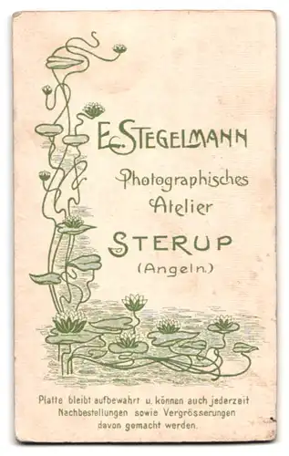 Fotografie E. Stegelmann, Sterup /Angeln, Kleines Mädchen im Kleid mit Jungen