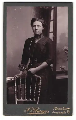 Fotografie F. Flarup, Flensburg, Grossestr. 75, Junge Dame im Kleid