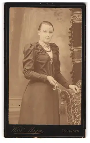 Fotografie Wilhelm Mayer, Esslingen, Junge Dame im Kleid