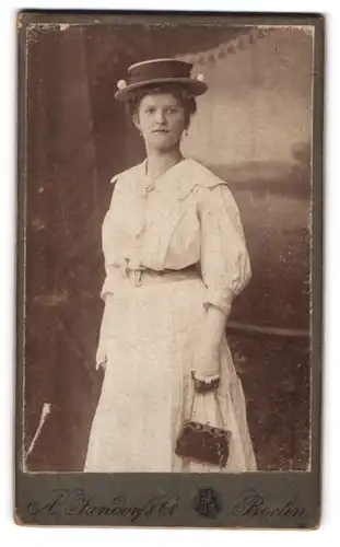 Fotografie A. Jandorf & Co., Berlin, Spittelmarkt 16-17, Junge Dame im Kleid mit Handtasche