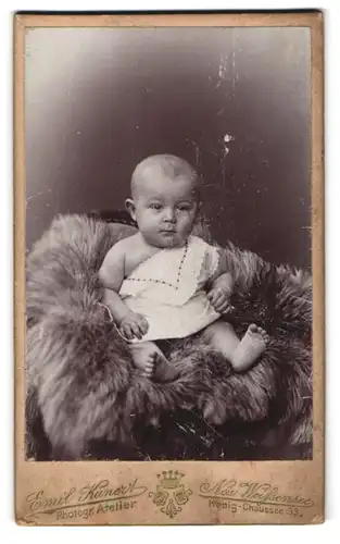 Fotografie Emil Kunert, Neu Weissensee, König-Chaussee 33, Süsses Kleinkind im Hemd mit nackigen Füssen