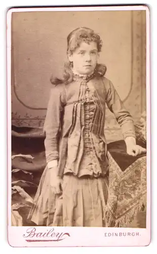 Fotografie F. E. Bailey, Edinburgh, 96, Nicolson St., Junges Mädchen in hübscher Kleidung
