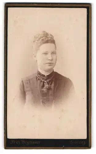 Fotografie Fritz Hegmann, Koblenz, Clemensstr. 15, Junge Dame mit Kragenbrosche und Halskette