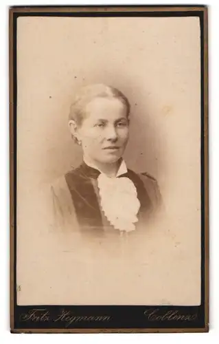 Fotografie Fritz Hegmann, Koblenz, Clemensstrasse 15, Junge Dame in modischer Kleidung