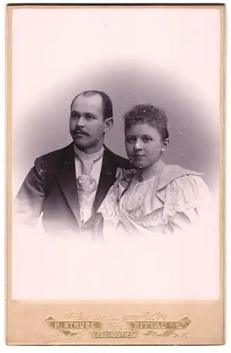 Fotografie H. Strube, Zittau i. S., Lessingstr. 14, Gutbürgerliches Paar in vertrauter Pose