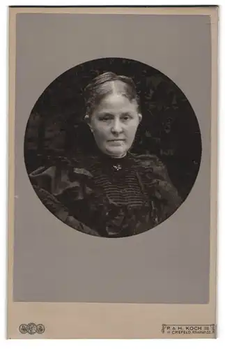 Fotografie P. & H. Koch, Crefeld, Rheinstr. 32, Ältere Dame im schwarzen Kleid