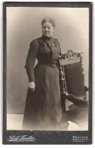 Fotografie Adolf Koestler, München, Neuhauserstr. 29, Gutbürgerliche Dame mit Halskette