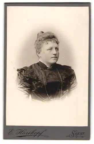 Fotografie E. Hartkopf, Soest, Bürgerliche Dame mit Hochsteckfrisur