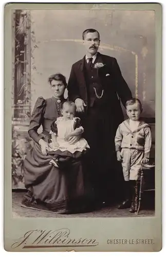 Fotografie J. Wilkinson, Chester-Le-Street, Gutbürgerliche Familie in eleganter Kleidung