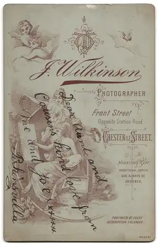Fotografie J. Wilkinson, Chester-Le-Street, Gutbürgerliche Familie in eleganter Kleidung