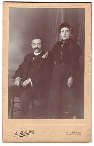 Fotografie W. H. Sykes, West Hartlepool, Gutbürgerliches Paar in vertrauter Pose