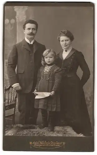 Fotografie Atelier Wendsche, Dresden-N., Leipzigerstr. 58, Gutbürgerliches Paar mit Tochter