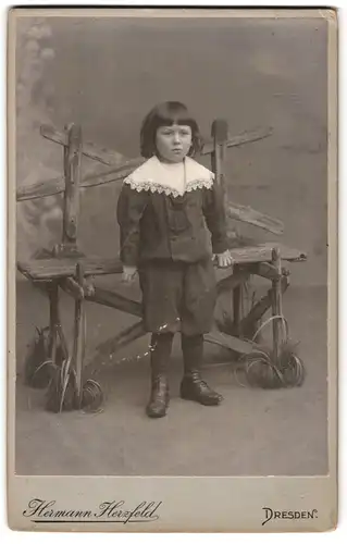 Fotografie Hermann Herzfeld, Dresden, Niedliches Kleinkind mit Kurzer Frisur