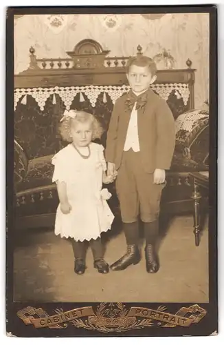 Fotografie Kurt Wötzel, Plauen i. V., Wielandstr. 1, Bruder und Schwester halten sich an der Hand