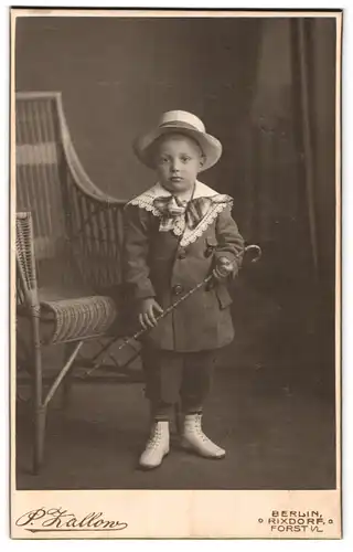 Fotografie P. Zallon, Berlin, Kleiner Junge mit Stock und Hut