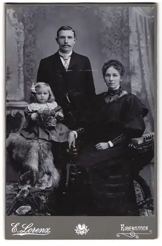 Fotografie E. Lorenz, Eibenstock, Junges Paar mit süssen Tochter