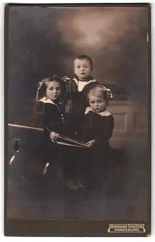 Fotografie Hermann Schlüter, Magdeburg, Alte Ulrichstrasse 16, Bruder und Schwestern lesen Buch