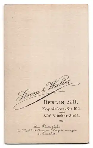 Fotografie Strom & Walter, Berlin, Köpnicker-Str. 102, Baby mit Taufkleid im Korb sitzend