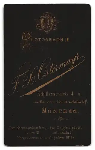 Fotografie F. X. Ostermayr, München, Schillerstr. 4, Knabe im Bühnenkostüm als Schäffler Fassküfer