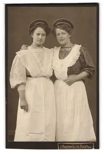 Fotografie J. Hasenmüller, Bonn / Rhein, Hofgartenstrasse Ecke Coblenzerstrasse 2, Hausmädchen mit Studentenmütze