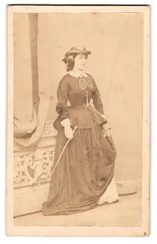 Fotografie Prinzessin Maria Anna von Anhalt-Dessau mit Hut & Stab im Freizeitbekleidung